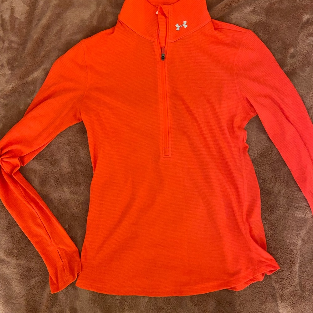 Underamour Zip shirt in size S-M